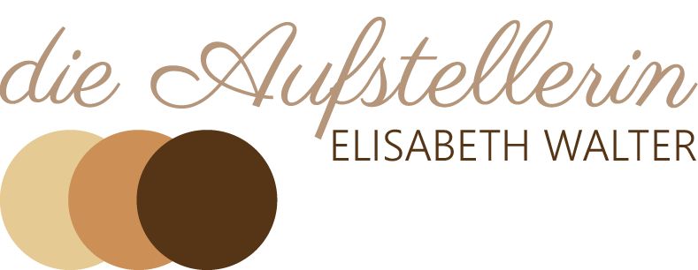 Logo „die Aufstellerin – Elisabeth Walter“ mit eleganter Schrift und drei überlappenden Kreisen in warmen Naturtönen, Symbol für Aufstellungsarbeit, Balance und ganzheitliche Begleitung.